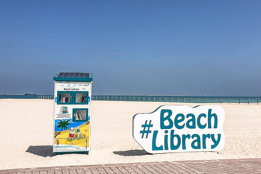 Entdecken Sie die einzigartige öffentliche Bücherei am Kite Beach in Dubai: Bücher kostenlos ausleihen!